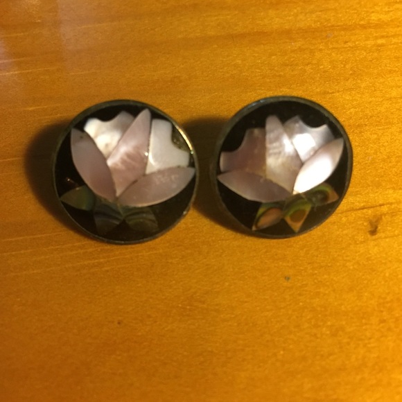 Mother of pearl flower earrings - Picture 2 of 3